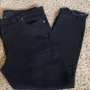 Raw hem ankle skinny jean